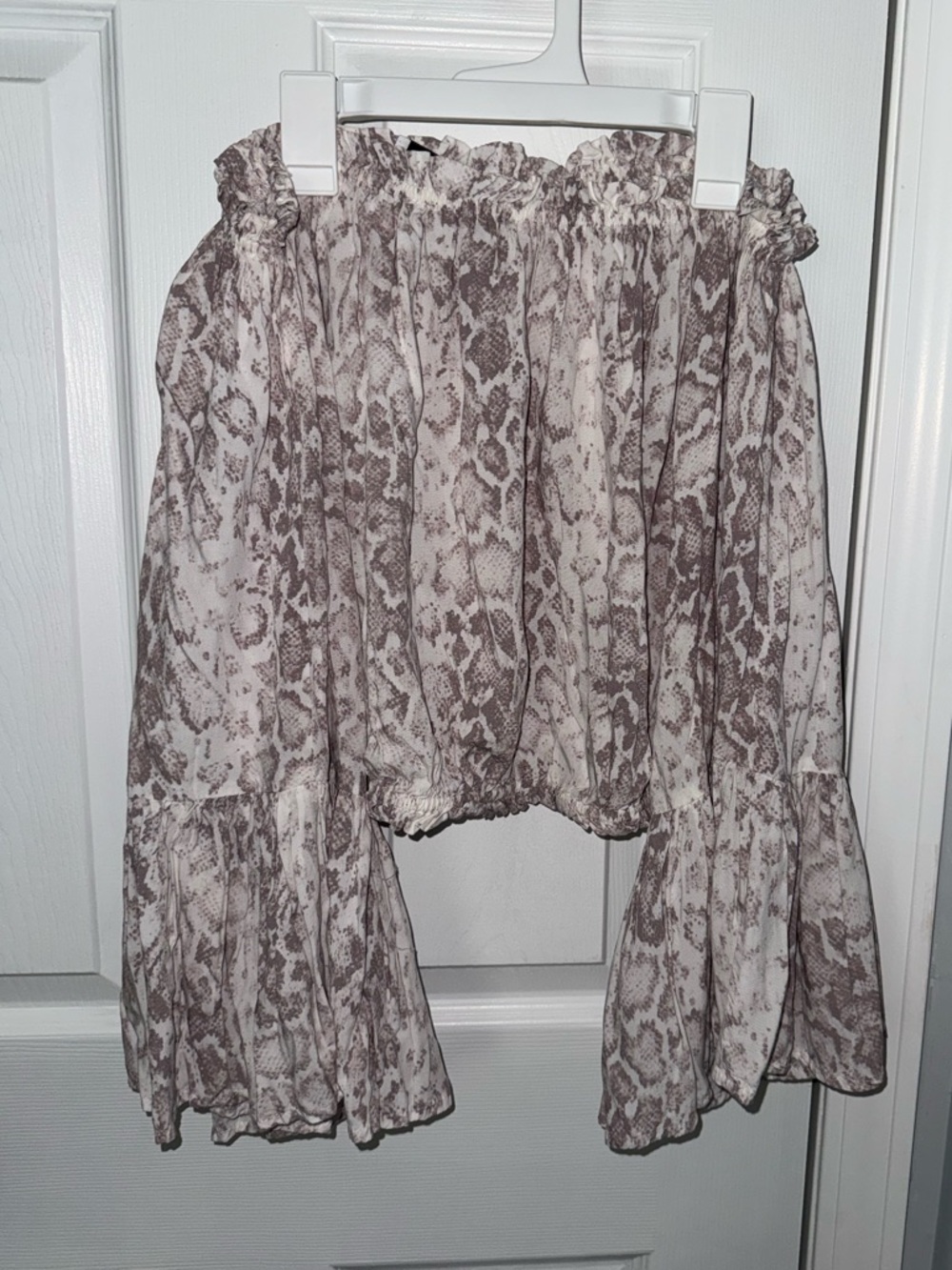 Off-Shoulder Snake Print Tiered Shirt Cropped - Taupe/White - Picture 2 of 3